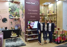 Milena Giraldo, Stefanie Osorio, and Sandre Melo at Koen Pack. At the show, the ladies introduced a a new biodegradable sleeve to the Colombian market. Some of the representatives are not on the photo; a shame, because 'for the first time the entire team of Miami, Ecuador and Colombia is here together'.